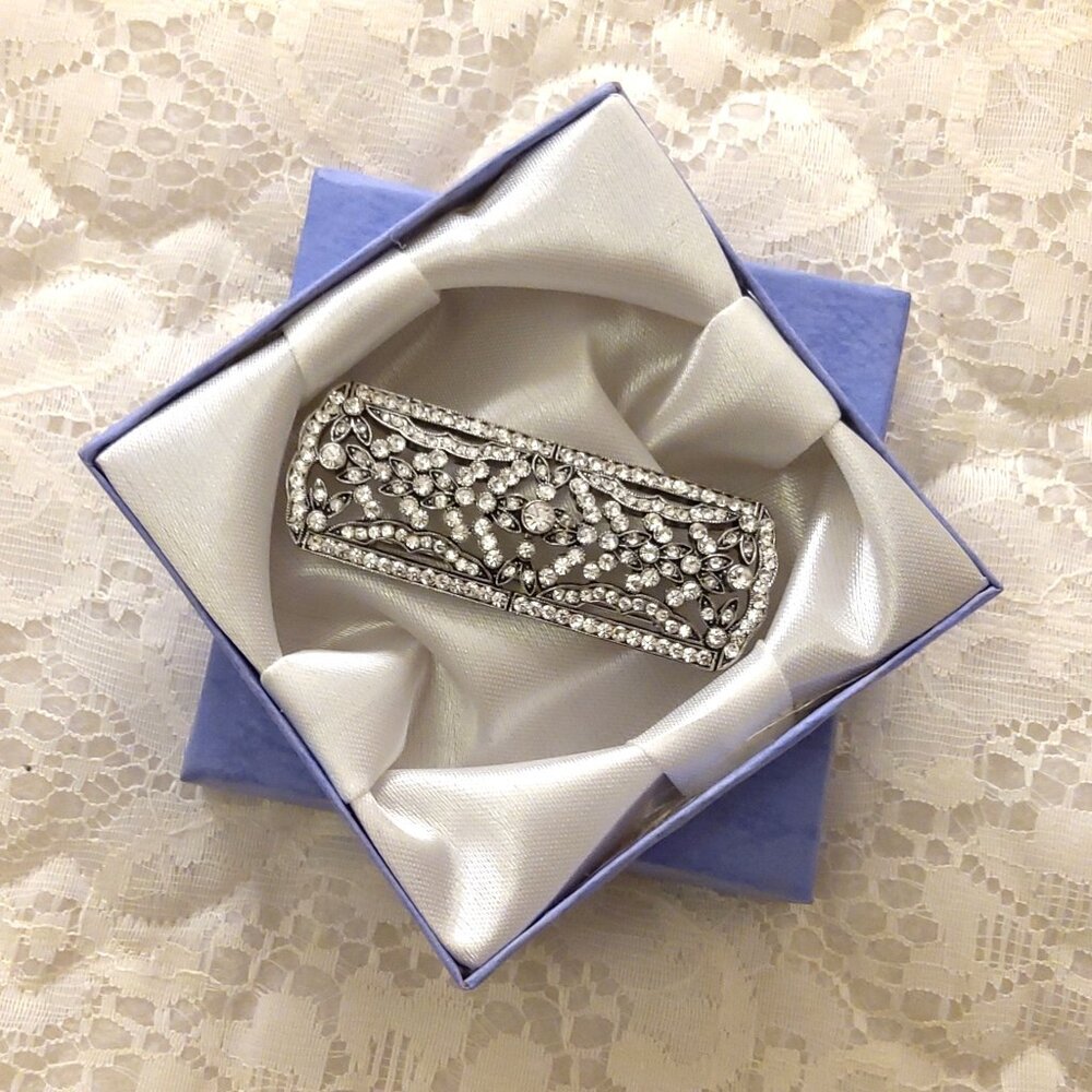 NWOT Elegant Design Vintage Style Fashionable White Clear Crystal Scarf Brooch